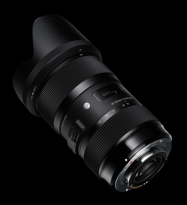 The world's first constant aperture F1.8 zoom lens.