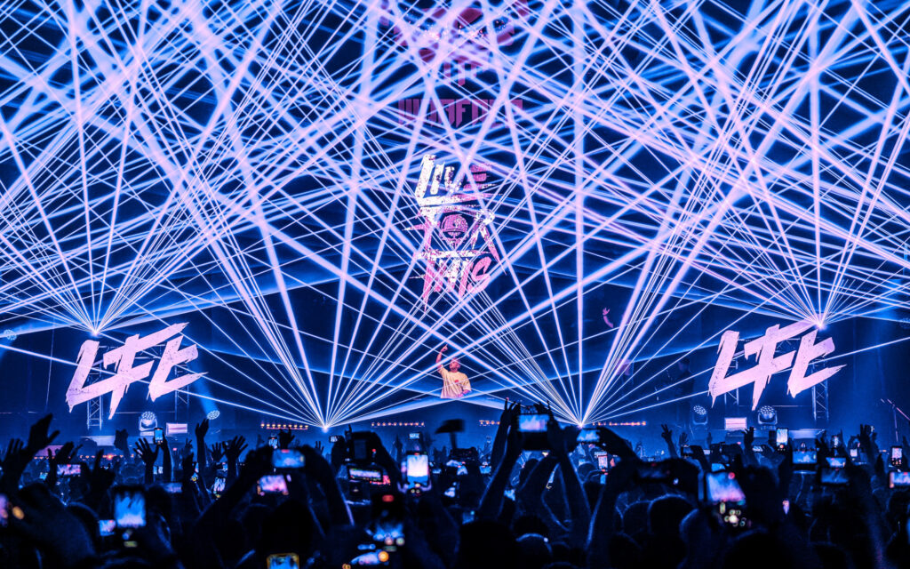 ライブ写真「4」 昨日のライブ写真が届きました！ 1階席のみんなも2階席でタオルとか